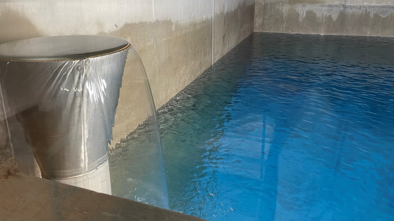 Wasser fließt in ein Becken