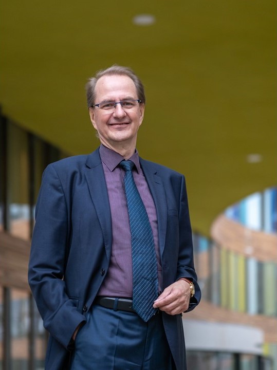 Professor Dirk Messner, Leiter des Umweltbundesamtes steht im Gebäude 