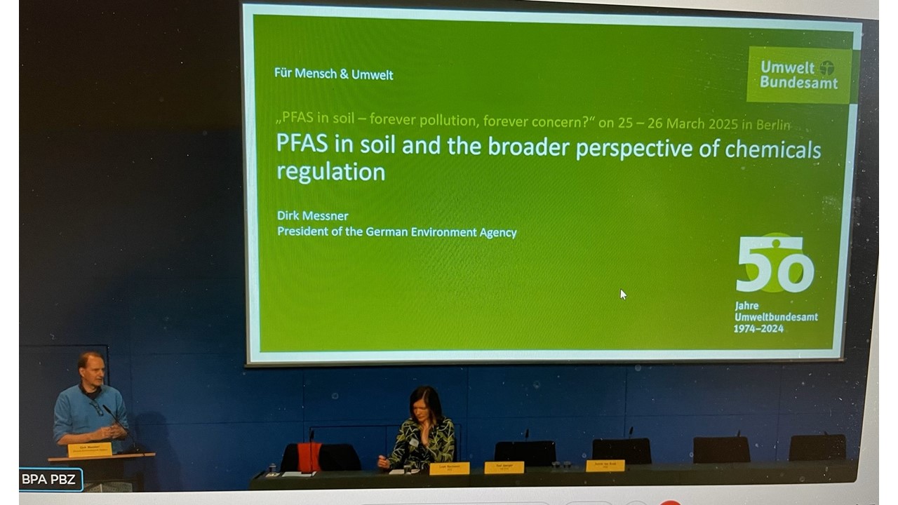 Dirk Messner bei seinem Vortrag bei dem PFAS-Workshop des UBA